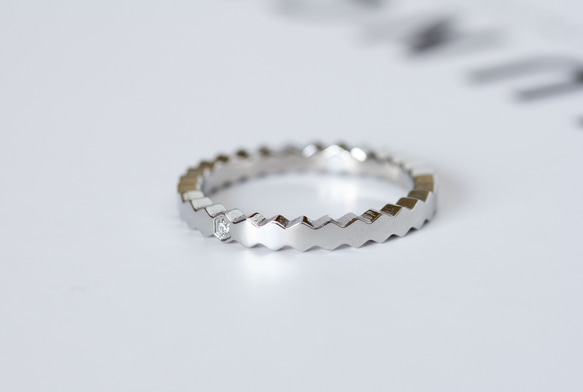 一石鋸齒狀戒指銀色手術不鏽鋼防過敏金屬戒指 第2張的照片