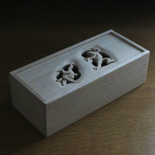 鳥獣戯画を木彫刻した小物入れ 高山寺公認 大阪欄間 桐箪笥 伝統