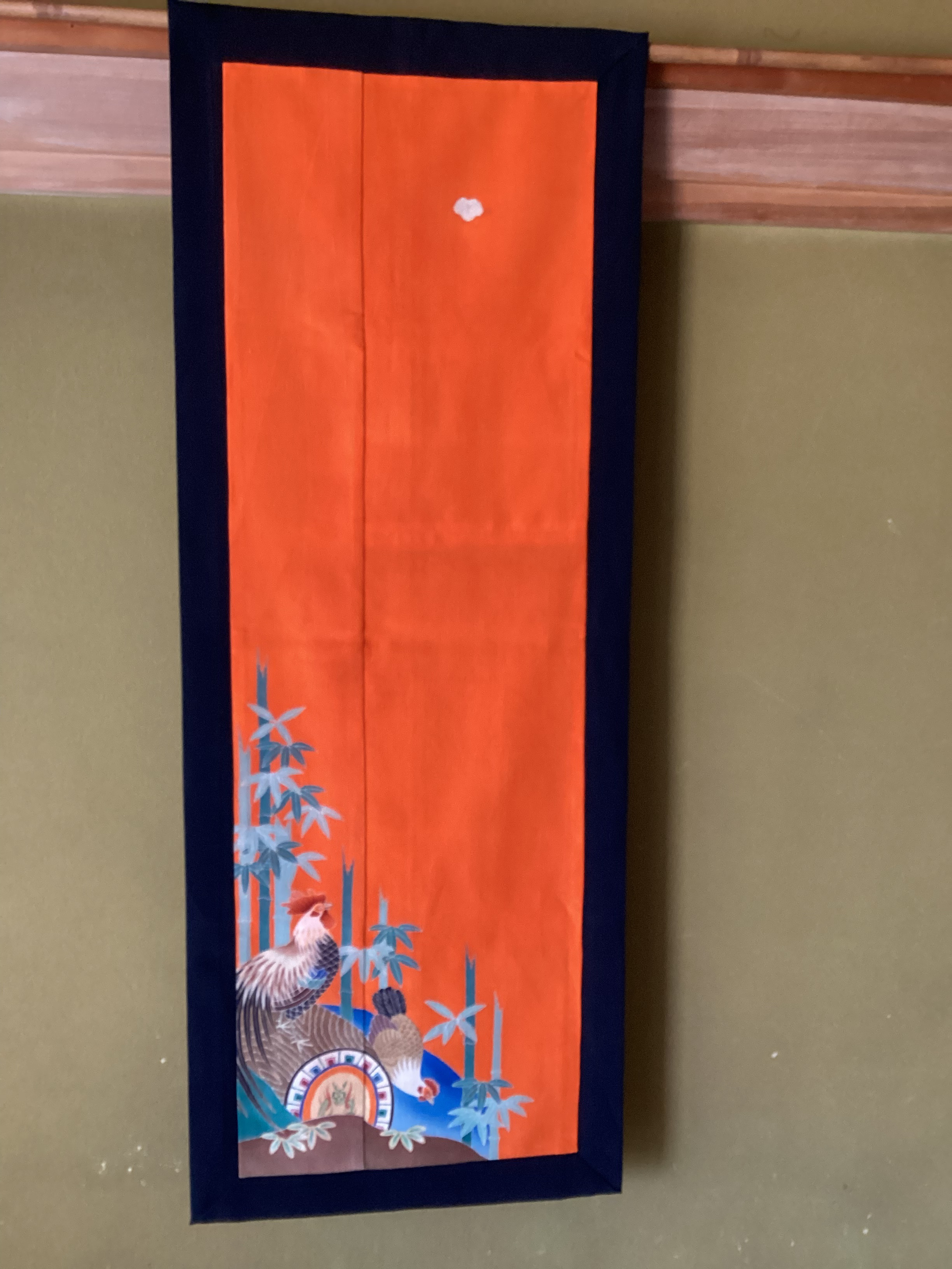 色留袖のにわとり柄のタペストりー　(1)