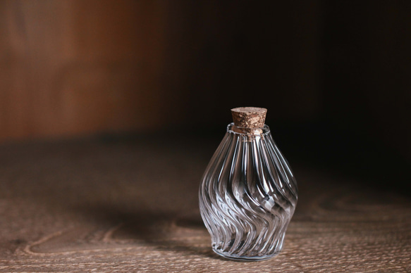 [ Swirl ] 小瓶ミニ　・　手作りガラス小瓶　無色グラス　透明　調味料入れ　スパイスボトル　ガラス瓶　種入れ　小 2枚目の画像