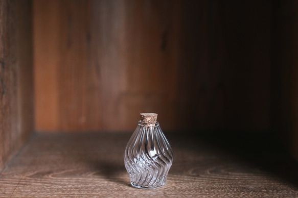 [ Swirl ] 小瓶ミニ　・　手作りガラス小瓶　無色グラス　透明　調味料入れ　スパイスボトル　ガラス瓶　種入れ　小 1枚目の画像