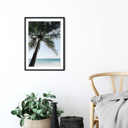 静寂なビーチをそっと彩るヤシの木 - 空と海の絶妙なグラデーションポスター 4枚目の画像