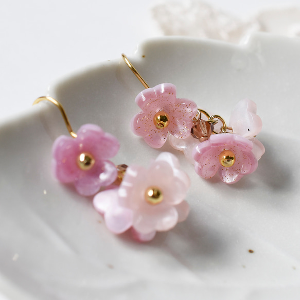 桜カラーのフラワーピアス 2枚目の画像