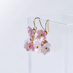 桜カラーのフラワーピアス 3枚目の画像