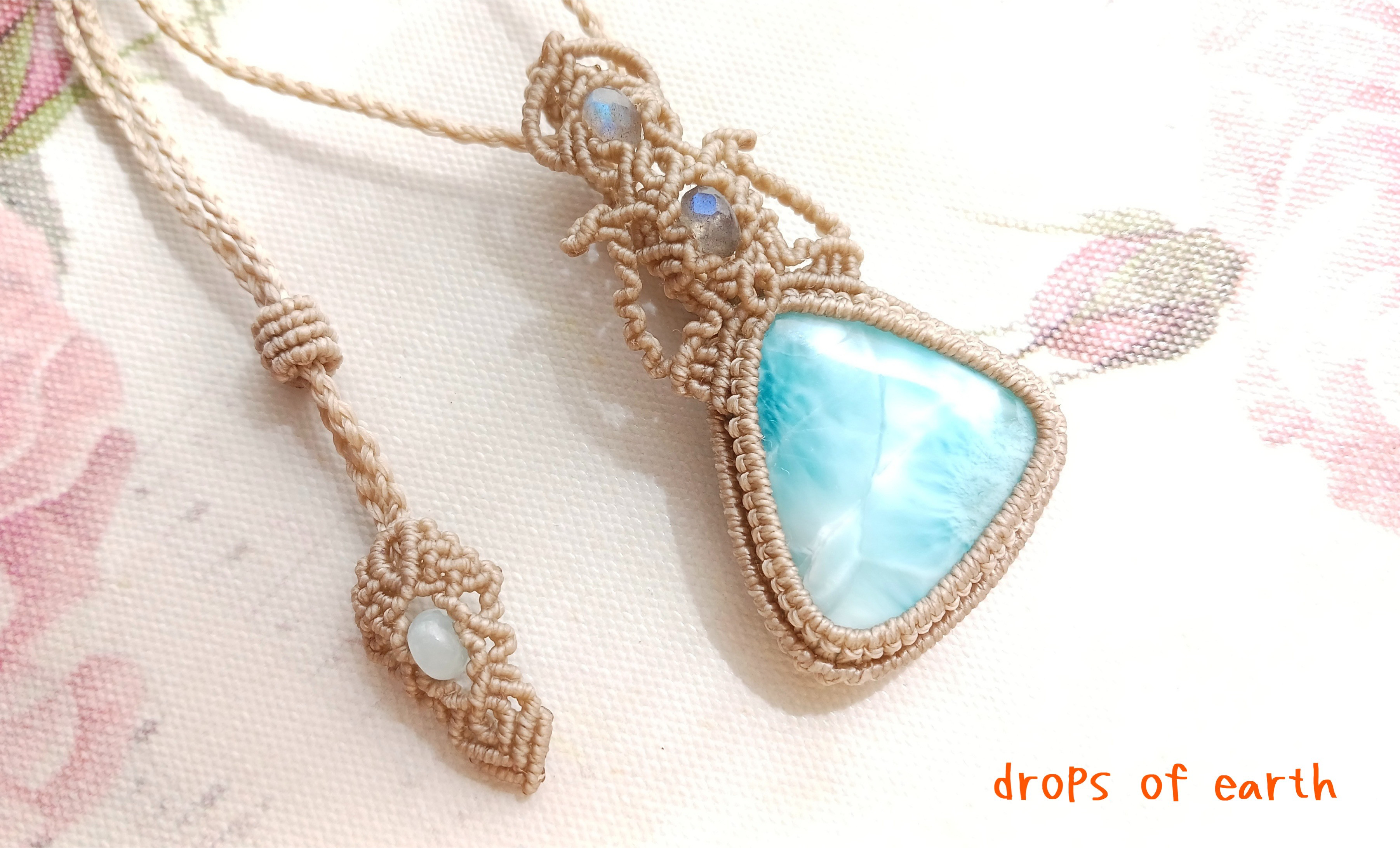 アシンメトリートライアングル、ラリマーのマクラメペンダント