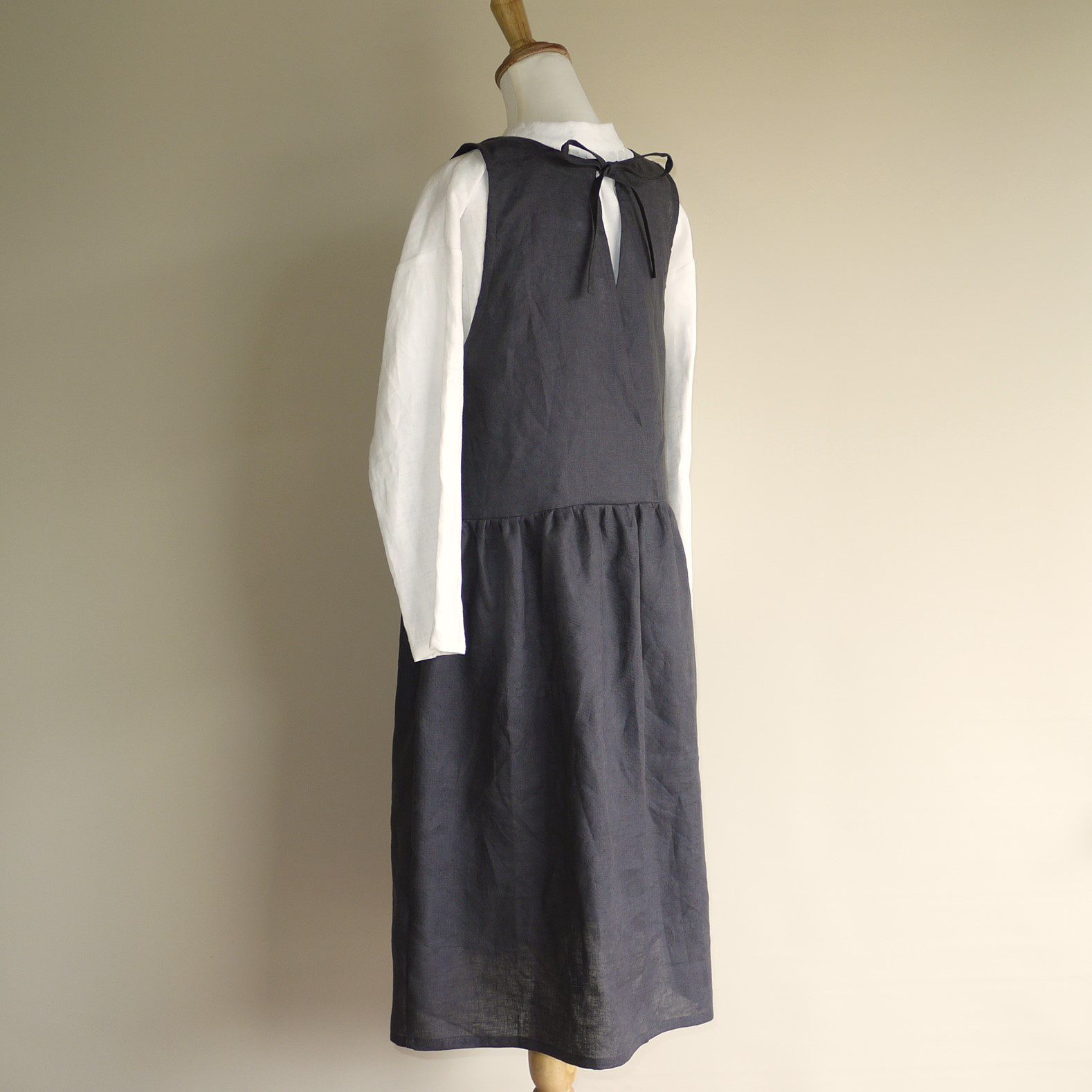 リネン◇バックリボンワンピース◇チャコール◇M・Ⅼ・LL（リネン100％）