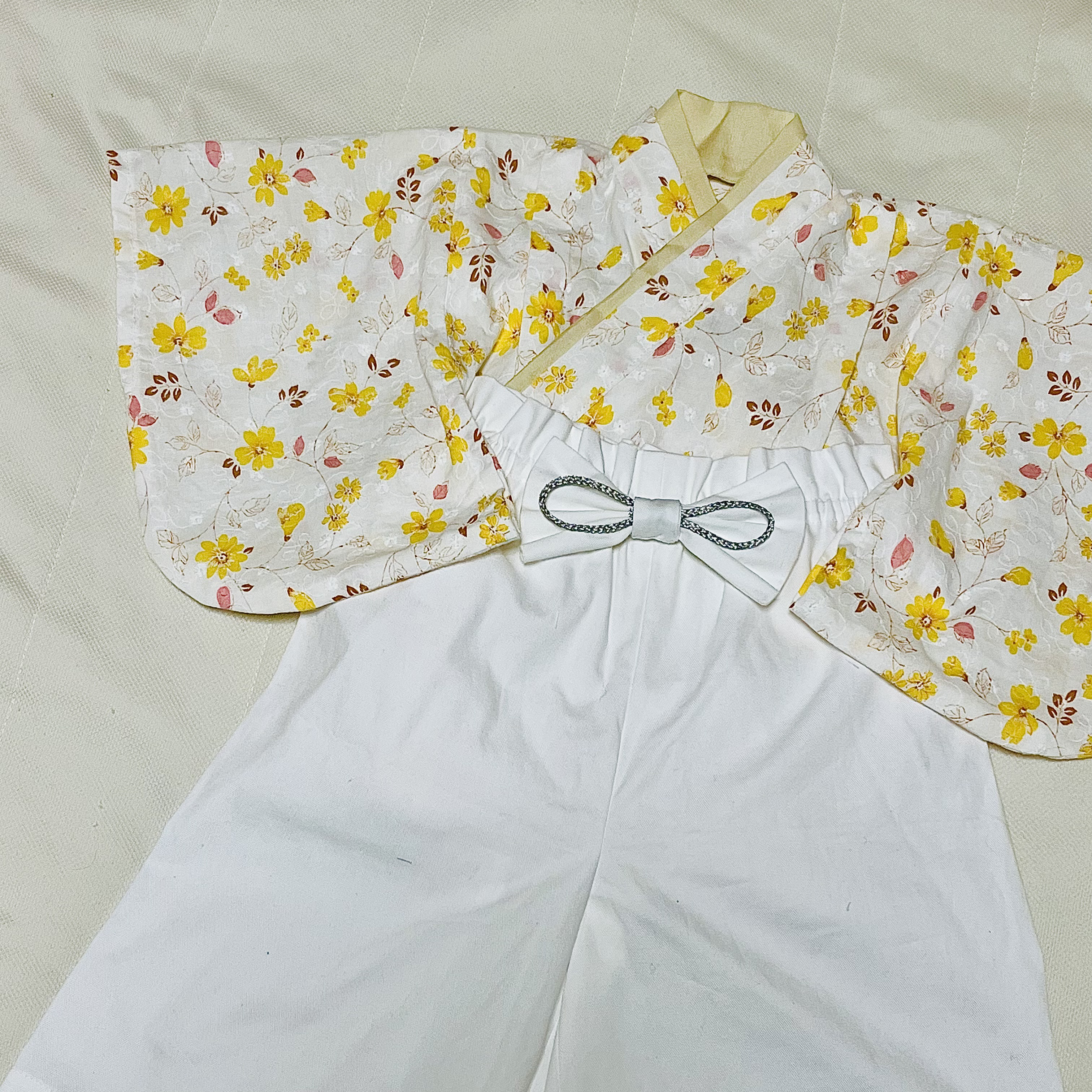 ベビー袴　ハンドメイド　ベビー着物　白地に淡い黄色い花柄　刺繍　60 70 80 ベビー袴 ハンドメイド ベビー着物 白地に淡い黄色い花柄 刺繍