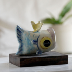 端午の節句飾り　鯉のぼり「こいのぼりに乗ったオカメインコ」（陶器の小鳥の置物） 3枚目の画像