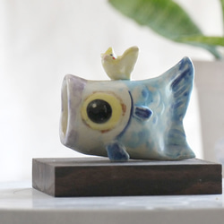 端午の節句飾り　鯉のぼり「こいのぼりに乗ったオカメインコ」（陶器の小鳥の置物） 4枚目の画像