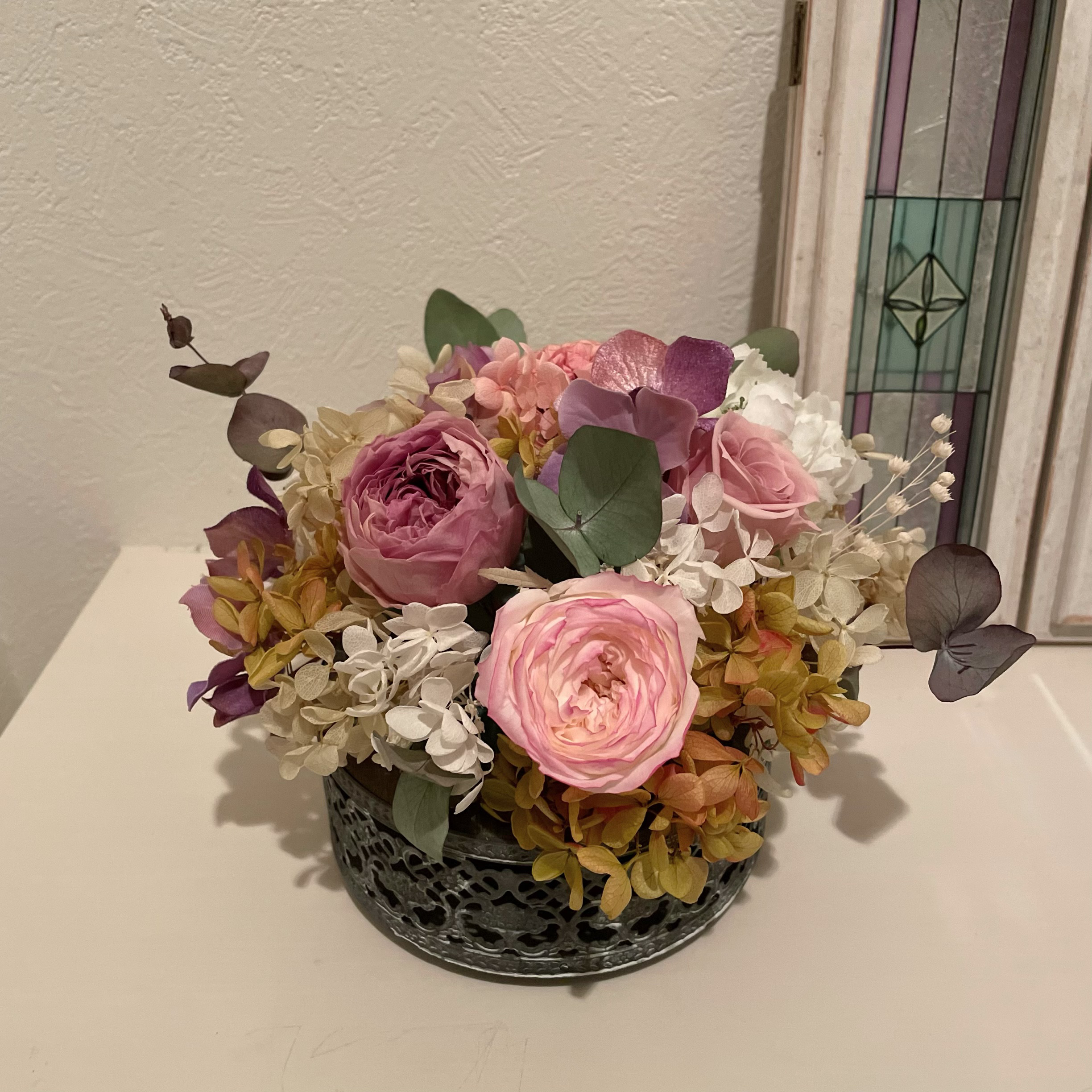 母の日ギフト2025　ころんと可愛いてまりローズのパリスタイルアレンジメント　プリザーブドフラワー　古希祝い　お祝い