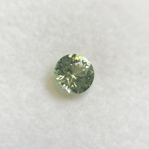天然石　ミントガーネット 楽しい蛍光反応☆珍しい変形カット！ミントガーネット 0.541ct