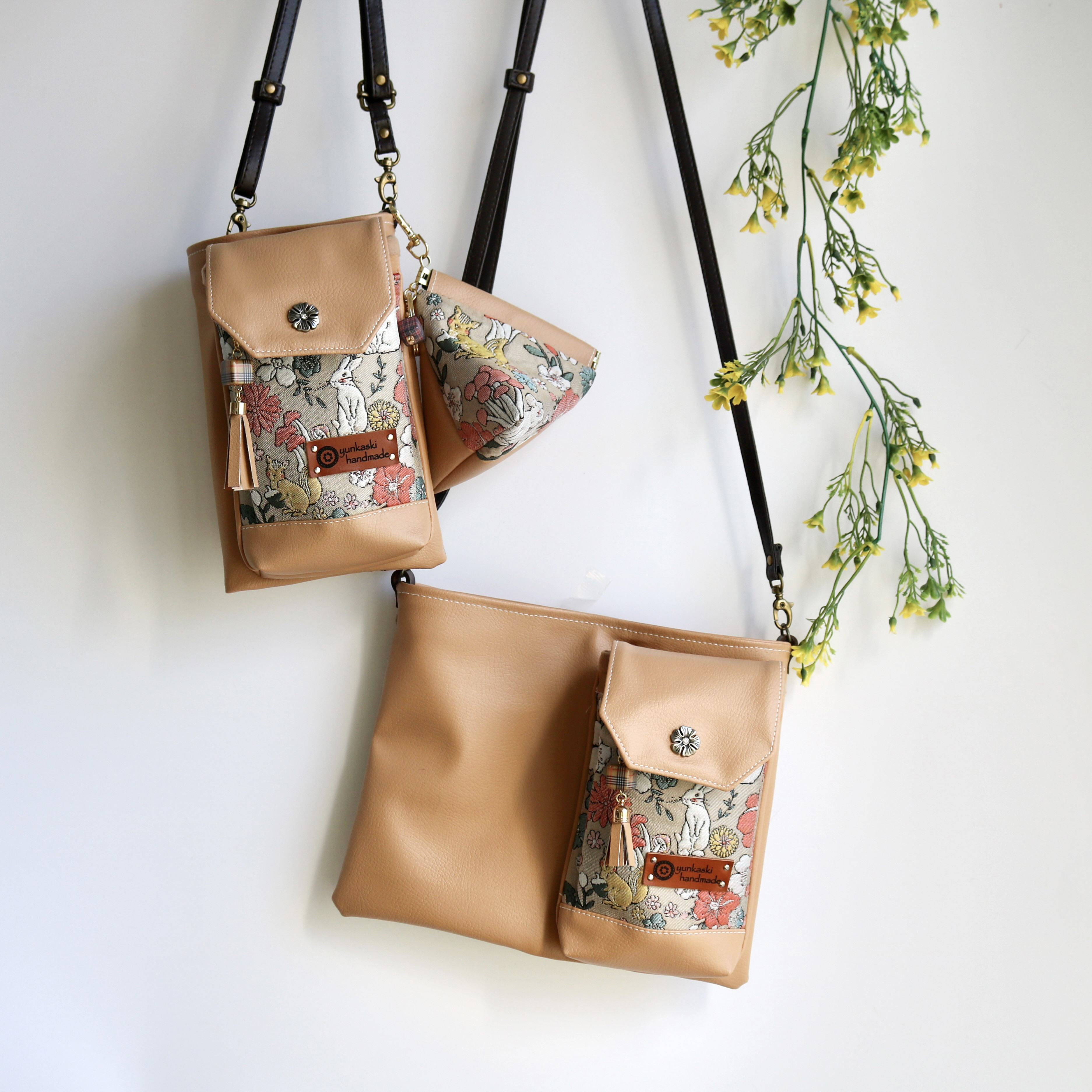 二つ折りにするとコンパクトになる2wayスマホポシェット　春の動物達　ベージュ        Ω