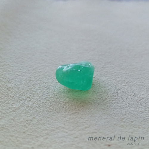 エメラルド　原石③ エメラルド原石 3.94カラット 天然石 mineral de lapin 通販 15729981