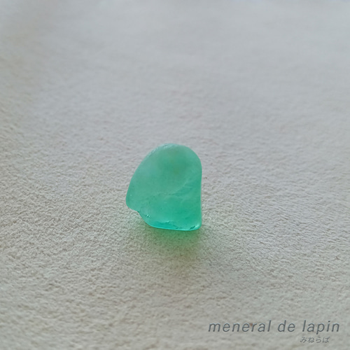 エメラルド原石 3.94カラット 天然石 mineral de lapin 通販