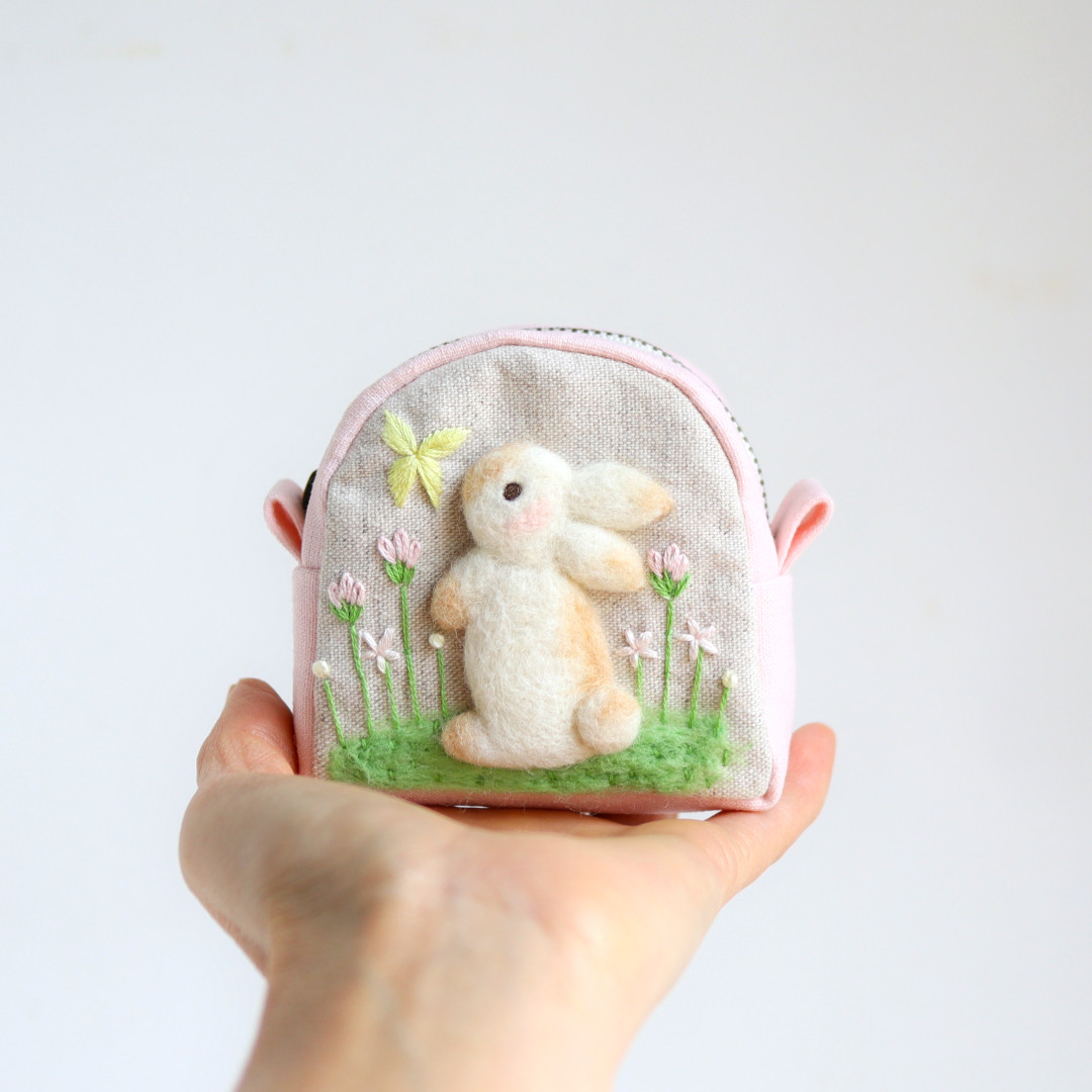 ☆新品タグ付き☆ファミリア　手刺繍　ポーチ　うさぎちゃん　さくらんぼ　ピンク系 ☆新品タグ付き☆ファミリア 手刺繍 ポーチ うさぎちゃん