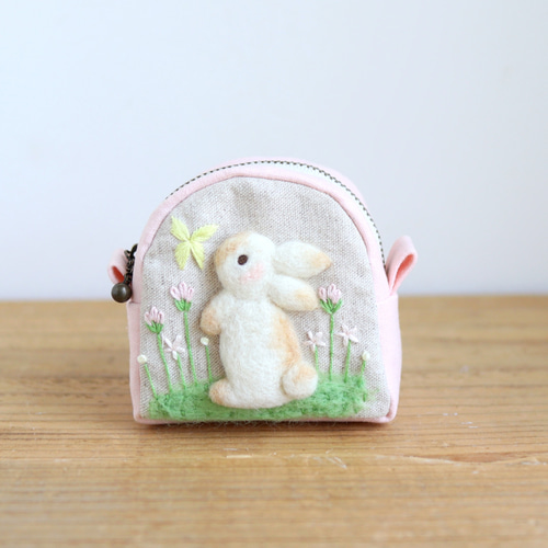 ふわふわうさぎさんの羊毛フェルト刺繍（ちびポーチ・ピンク