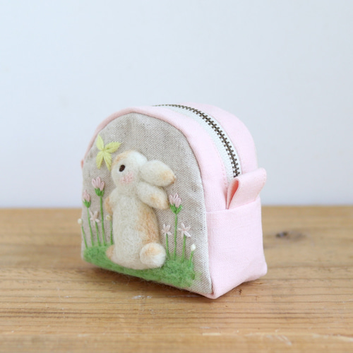 ふわふわうさぎさんの羊毛フェルト刺繍（ちびポーチ・ピンク