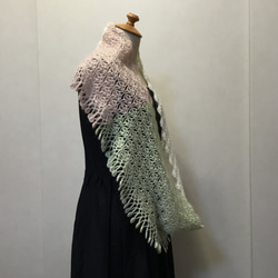 【完成品】綿とモヘヤの3色でふわふわでおしゃれな透かし編み（かぎ針編み）のスヌード 5枚目の画像