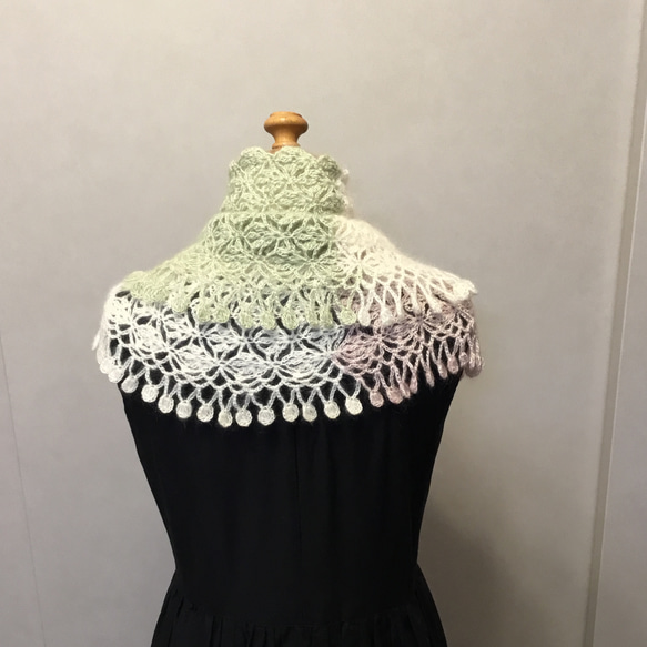 【完成品】綿とモヘヤの3色でふわふわでおしゃれな透かし編み（かぎ針編み）のスヌード 3枚目の画像