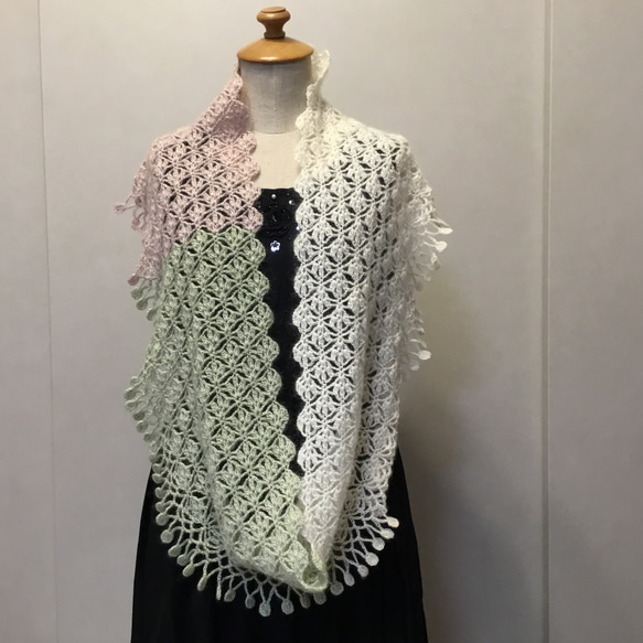 【完成品】綿とモヘヤの3色でふわふわでおしゃれな透かし編み（かぎ針編み）のスヌード 4枚目の画像