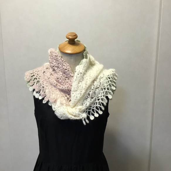 【完成品】綿とモヘヤの3色でふわふわでおしゃれな透かし編み（かぎ針編み）のスヌード 7枚目の画像