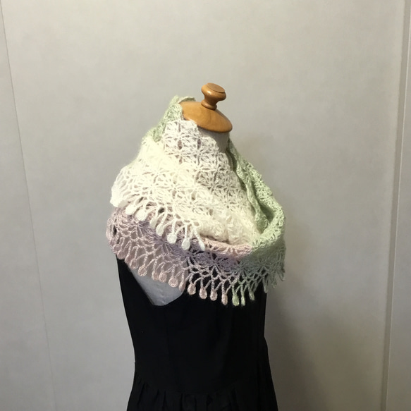 【完成品】綿とモヘヤの3色でふわふわでおしゃれな透かし編み（かぎ針編み）のスヌード 2枚目の画像
