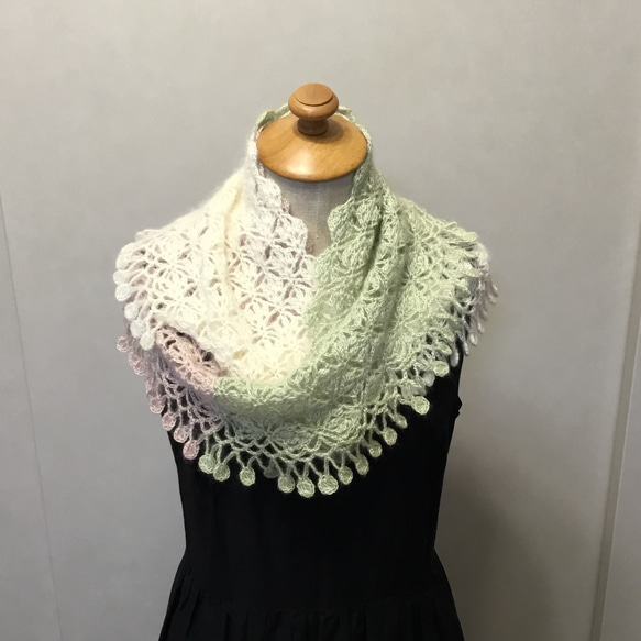 【完成品】綿とモヘヤの3色でふわふわでおしゃれな透かし編み（かぎ針編み）のスヌード 1枚目の画像