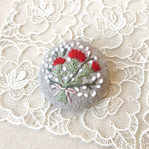 Creema限定受注製作】カーネーションの刺繍ブローチ 赤色 フランス刺繍 