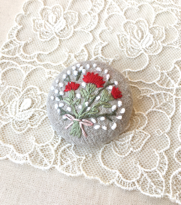 【Creema限定 母の日 受注製作】カーネーションの刺繍ブローチ 赤色 フランス刺繍 2枚目の画像