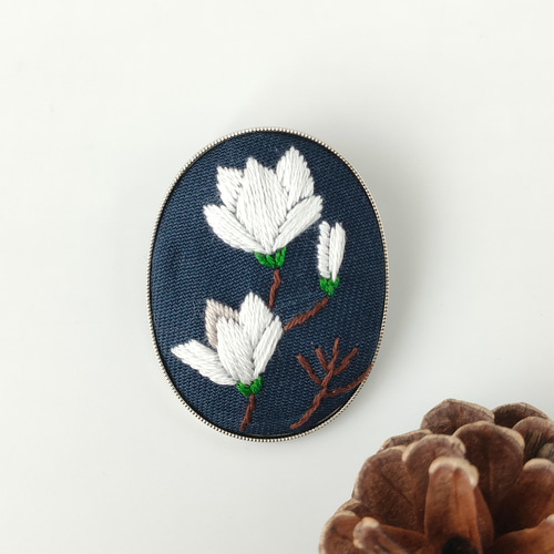 夜に咲く白木蓮の刺繍ブローチ ブローチ かなちゃん手刺繍工房 通販
