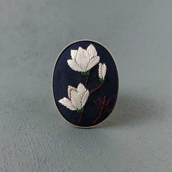 夜に咲く白木蓮の刺繍ブローチ ブローチ かなちゃん手刺繍工房 通販