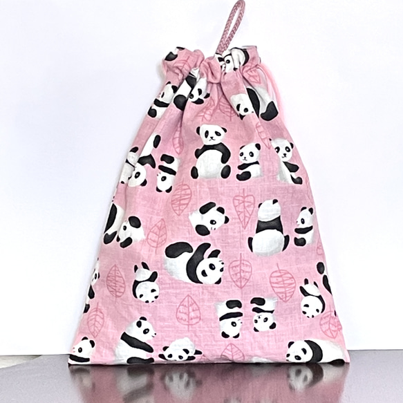 仲良しパンダ親子巾着袋　25×20 ループ、撥水加工裏付き　　ピンク 1枚目の画像