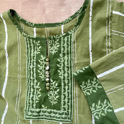 インド綿　ワンピース　飾りボタン付き　ライトグリーン　スクリーンプリント　ブロックプリント 7枚目の画像