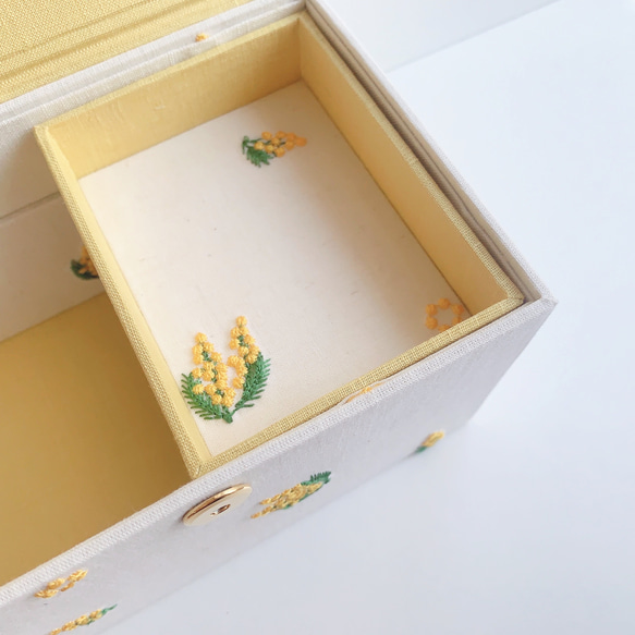 【オーダー制作品】ミモザ刺繍のマグネットボックス~心ときめく、暮らし映えする収納 4枚目の画像