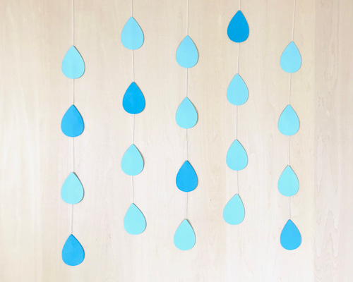 壁面装飾】雨 吊るし飾りだけ 6月 梅雨 背景 シンプル 保育 施設 病院