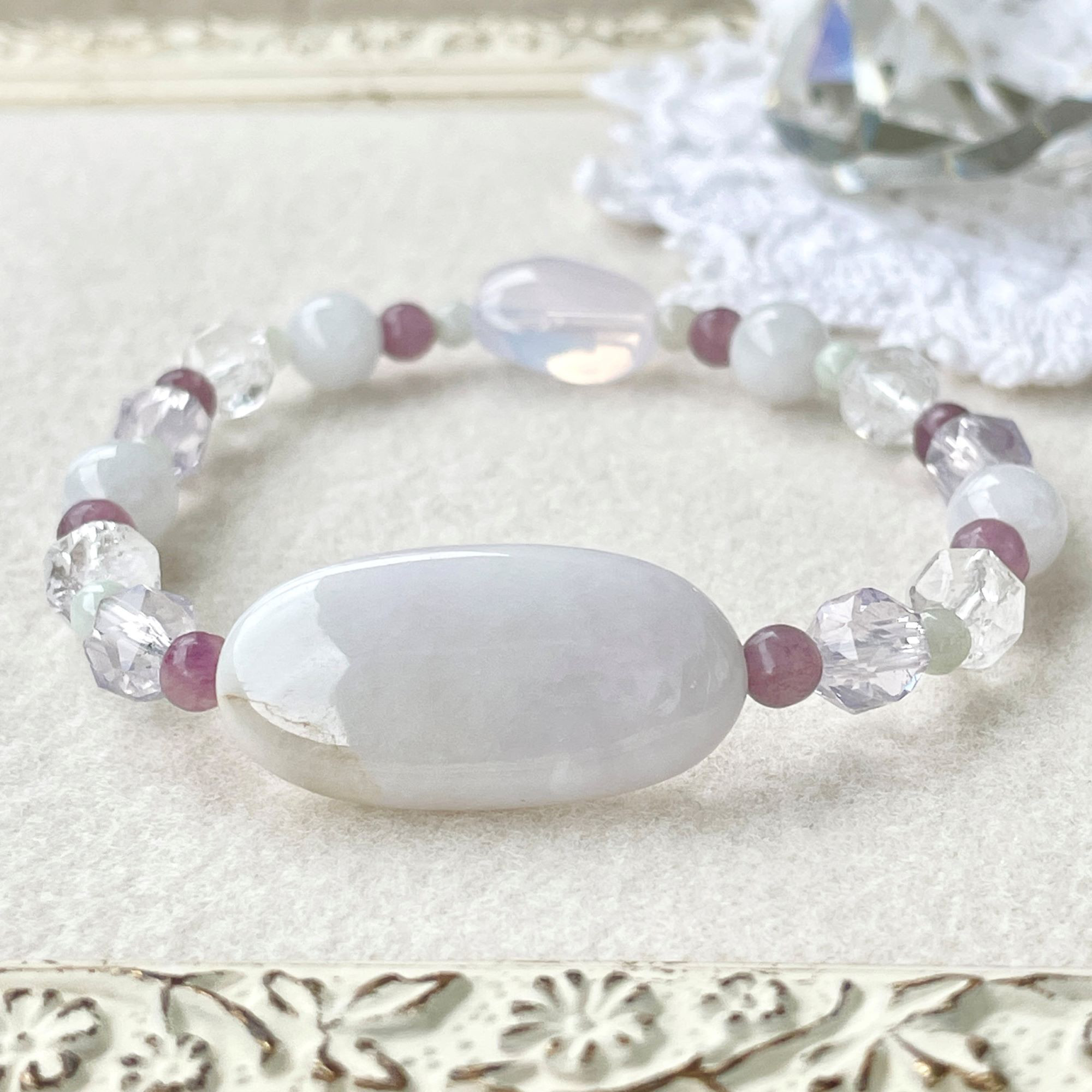 ラベンダー翡翠＋スコロライト＋レピドライトのブレスレット jad-b-2304-05