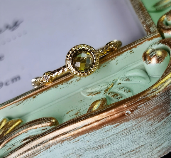 再販多数！小さい丸「ペリドットローズカット」肩に繊細な星ダイヤ施す　ビンテージローマ風リング 1枚目の画像