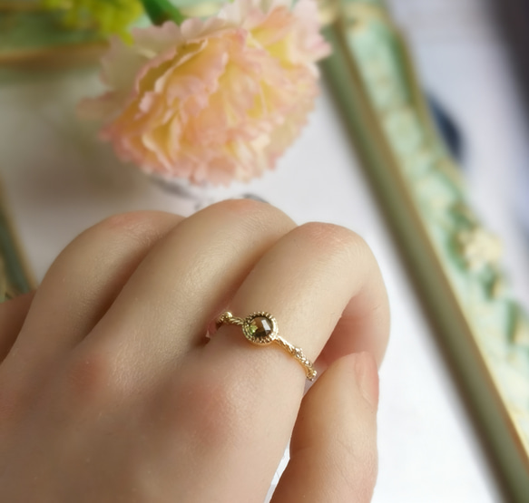 再販多数！小さい丸「ペリドットローズカット」肩に繊細な星ダイヤ施す　ビンテージローマ風リング 3枚目の画像