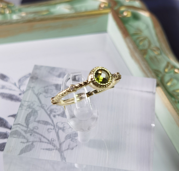 再販多数！小さい丸「ペリドットローズカット」肩に繊細な星ダイヤ施す　ビンテージローマ風リング 2枚目の画像