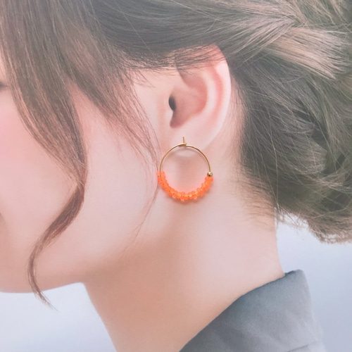 ゆらゆら揺れる【ファルファーレdeぽこぽこフープピアス】 ネオン  