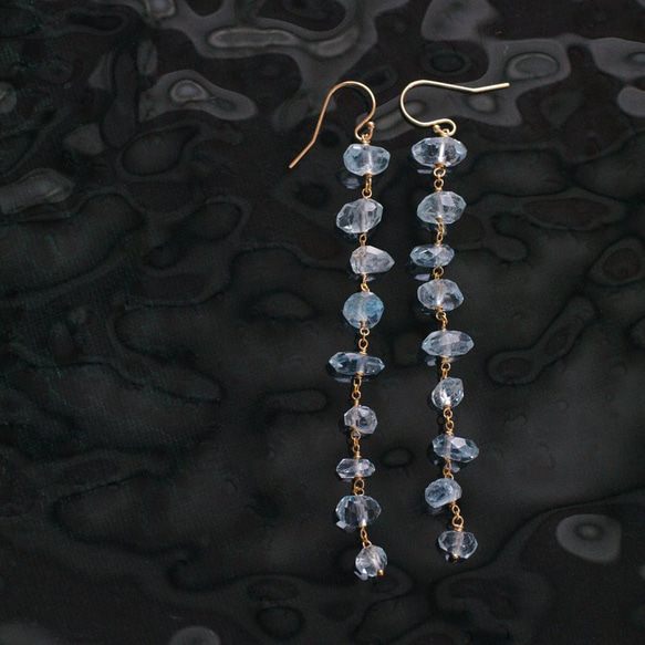 海藍寶石（耳環） 用長長的天藍色海藍寶石製成的耳環。 第1張的照片