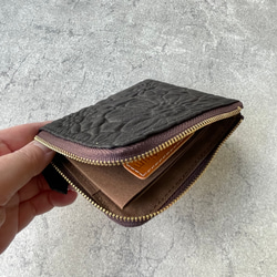 【フラワー柄大きめ】ピッグスキンのスリムなミニ財布　ブラック 4枚目の画像