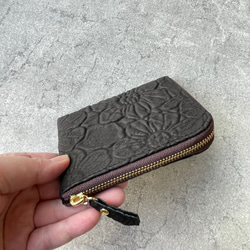 【フラワー柄大きめ】ピッグスキンのスリムなミニ財布　ブラック 3枚目の画像