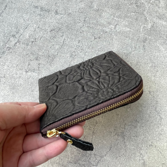 【フラワー柄大きめ】ピッグスキンのスリムなミニ財布　ブラック 3枚目の画像