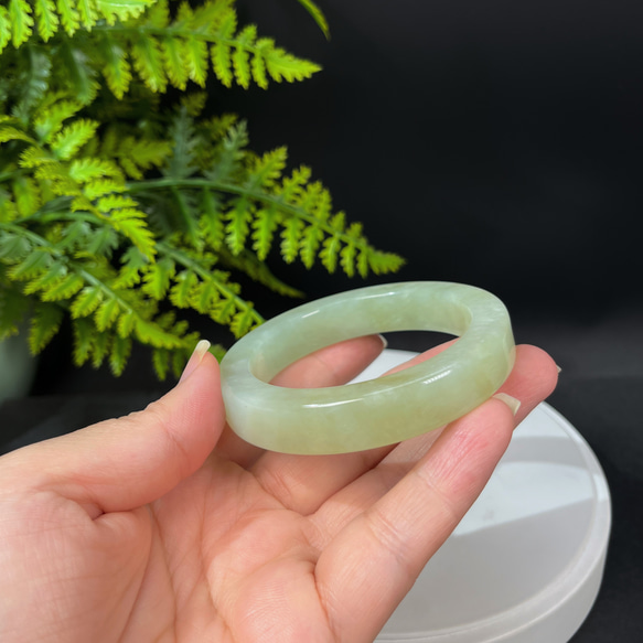 蛇紋玉方條手鐲 54+MM 青提奶蓋 果綠白 岫玉手環 細膩溫潤 生機活力 第6張的照片