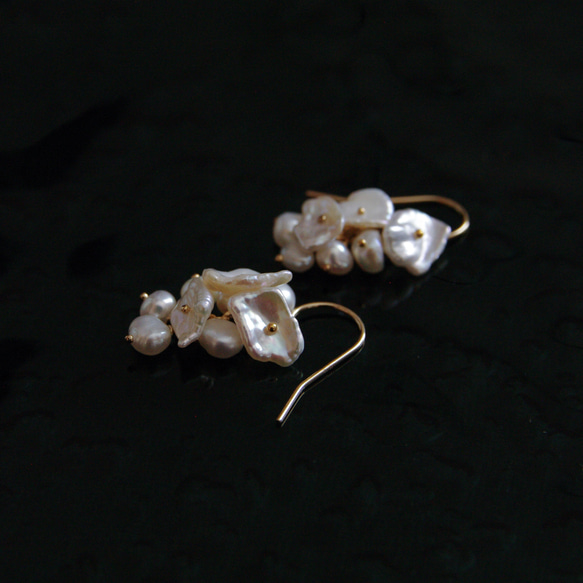 fusa : hira & keshi Pearl（earring） 花びらパールと芥子パールの玉房の耳飾り 6枚目の画像