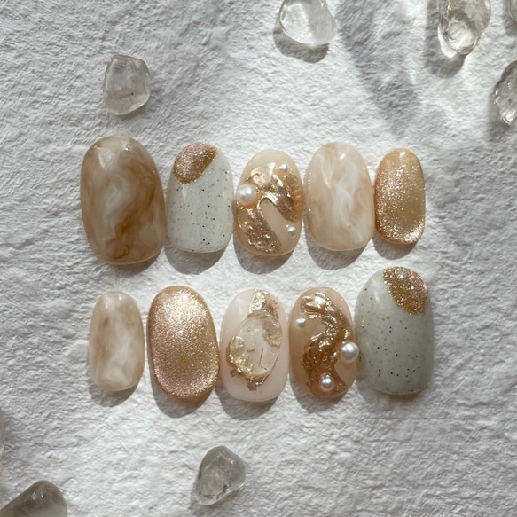 淡色サンド&アイボリーマーブルベースゴールドマグネットゴールドミラーぷっくりちゅるんパール天然石ニュアンスネイルチップ 2枚目の画像