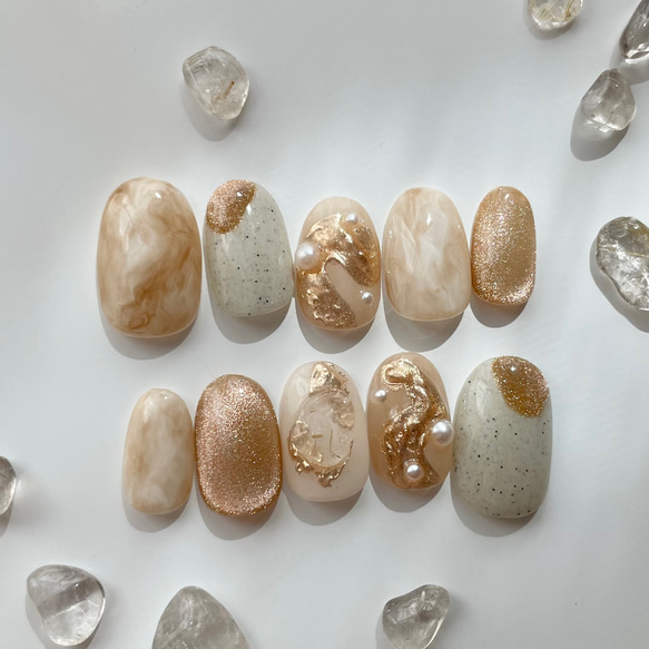 淡色サンド&アイボリーマーブルベースゴールドマグネットゴールドミラーぷっくりちゅるんパール天然石ニュアンスネイルチップ 1枚目の画像