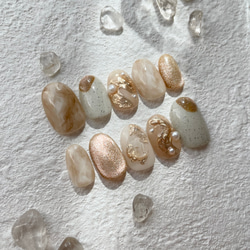 淡色サンド&アイボリーマーブルベースゴールドマグネットゴールドミラーぷっくりちゅるんパール天然石ニュアンスネイルチップ 4枚目の画像