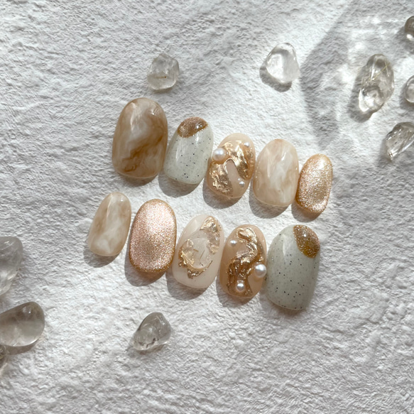 淡色サンド&アイボリーマーブルベースゴールドマグネットゴールドミラーぷっくりちゅるんパール天然石ニュアンスネイルチップ 3枚目の画像